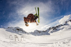 爱游戏下载-逆境中的“粉红奇迹”——那些令人振奋的逆转故事