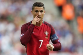 爱游戏体育平台-以足球为主题的科普教育在青少年中传播，培养科学素养，以足球为主题写一篇征文