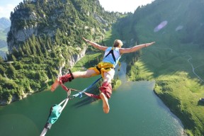 爱游戏官方-高速危险：赛道安全革命的必要性，高速道路安全